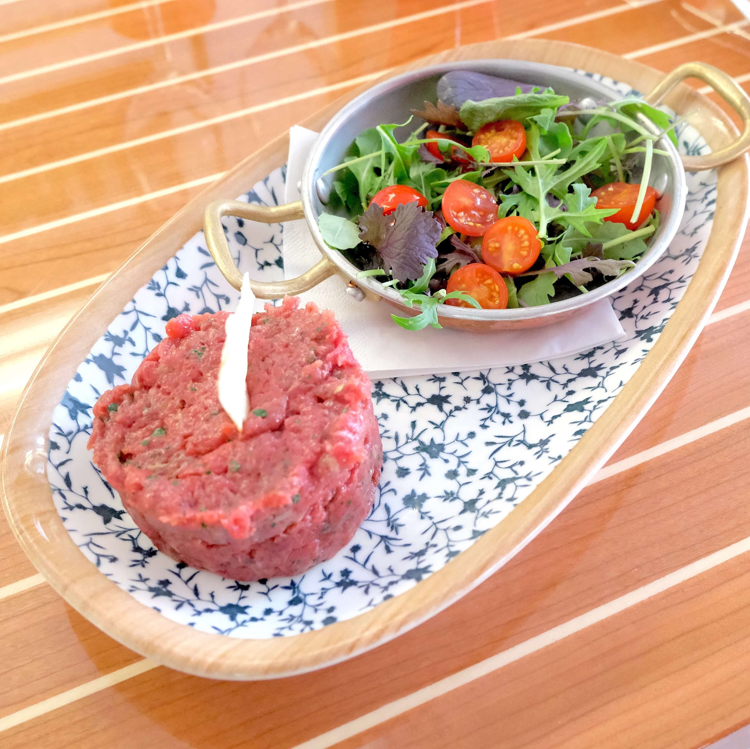 Tartare de boeuf avec croutons et salade maison - Menu item
