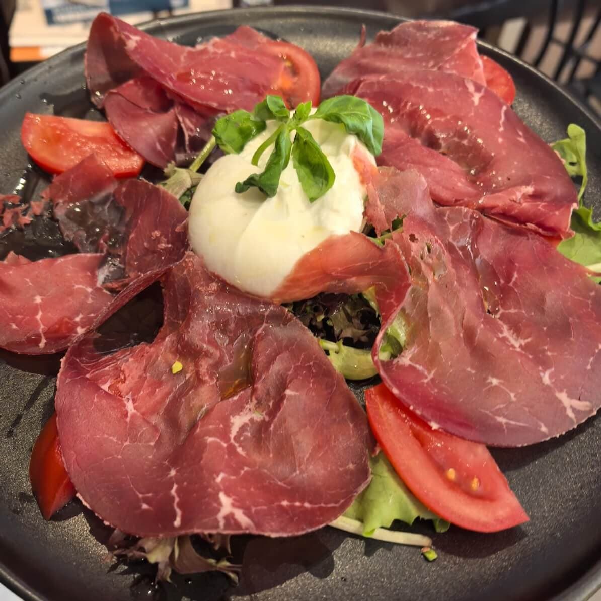 Burrata et bresaola - Menu item