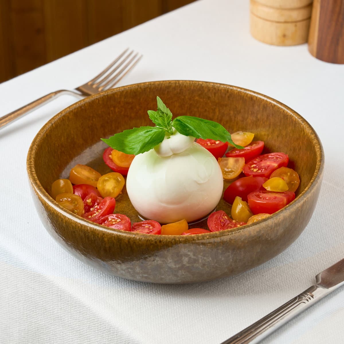 Burrata con latte di bufala, pachino e basilico - Menu item