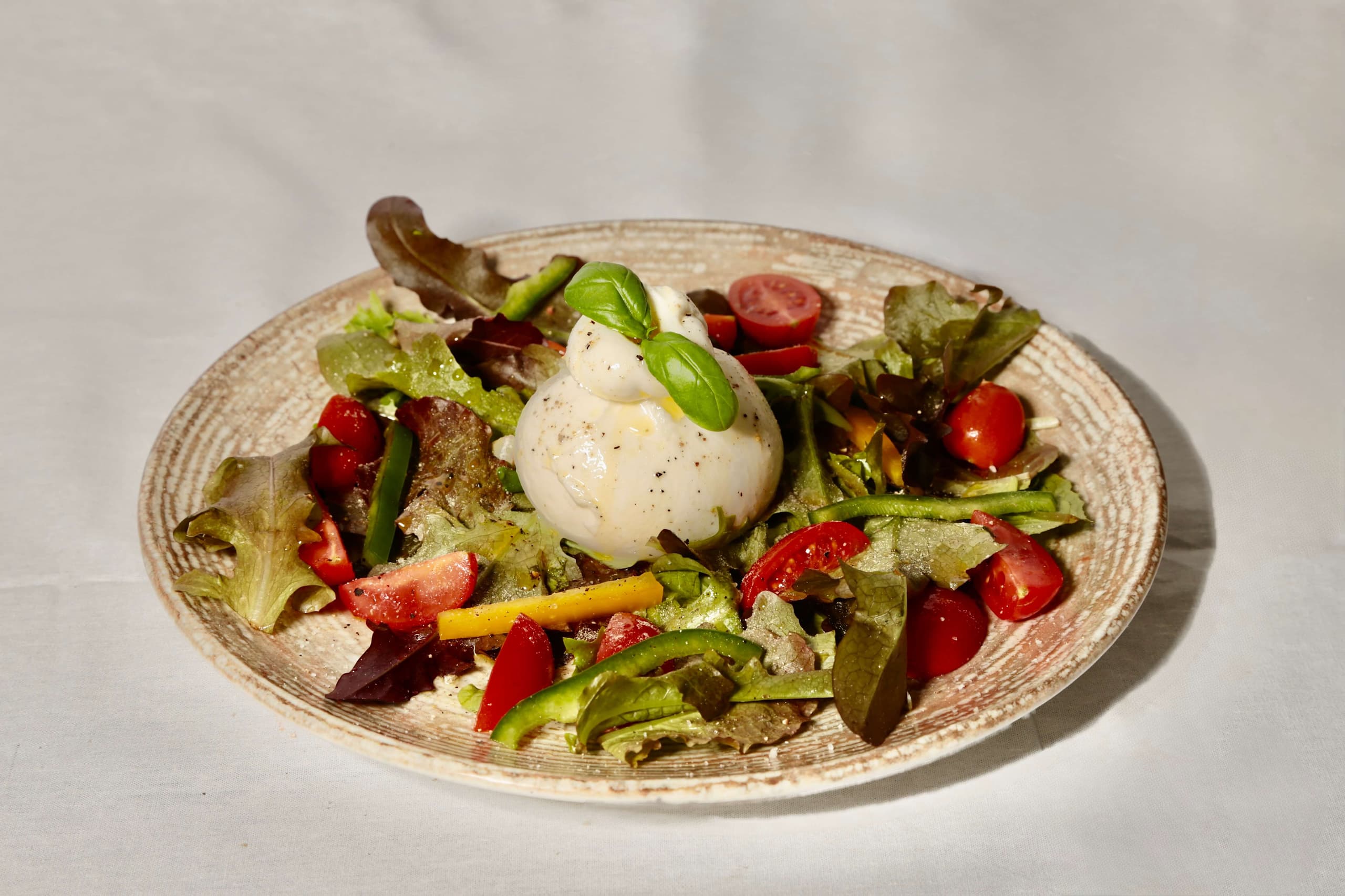 Burrata avec tomates cerises et poivrons - Menu item