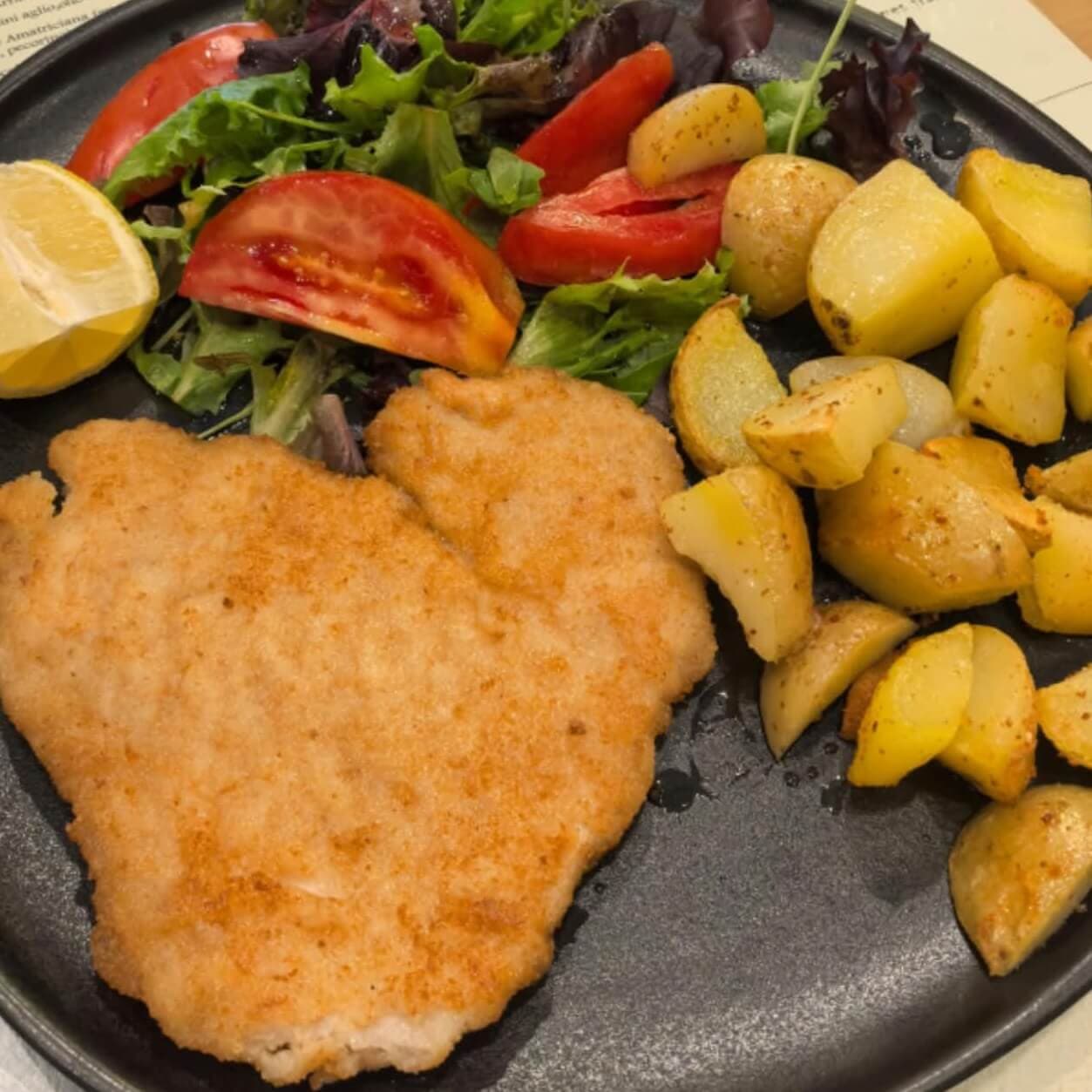 Escalope de poulet milanaise, pommes de terre sautées et salade - Menu item