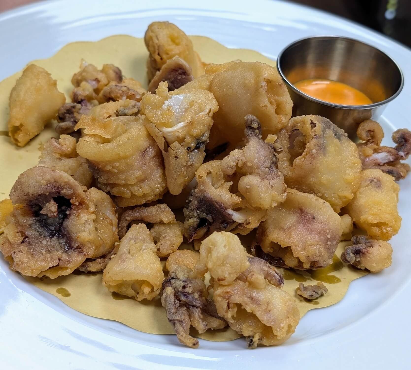 Friture de Calamars avec sauce Piquante  - Menu item