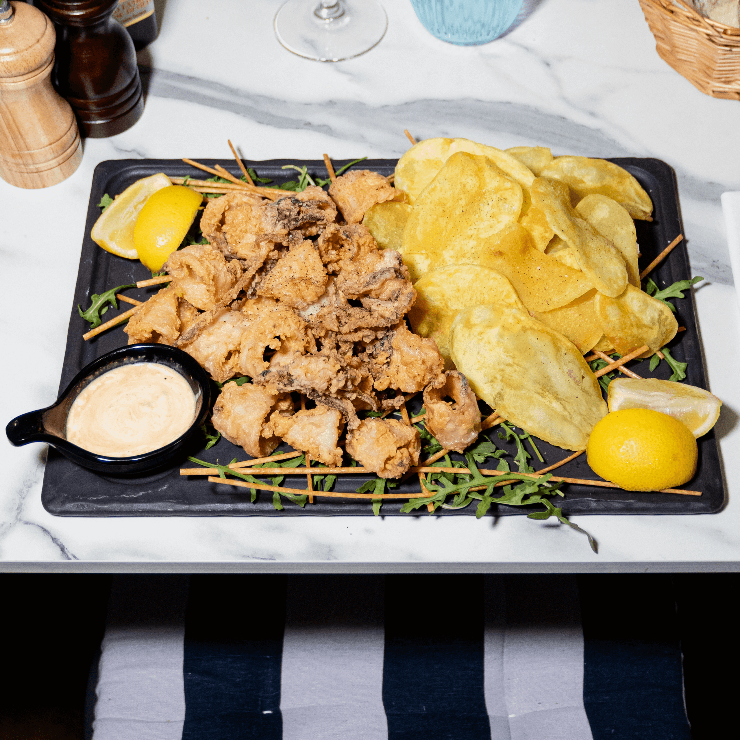 Friture de calamars et chips - Menu item