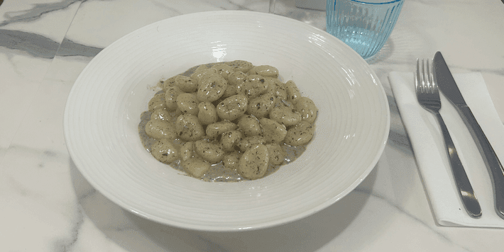 Gnocchi gorgonzola et crème de truffe noire - Menu item