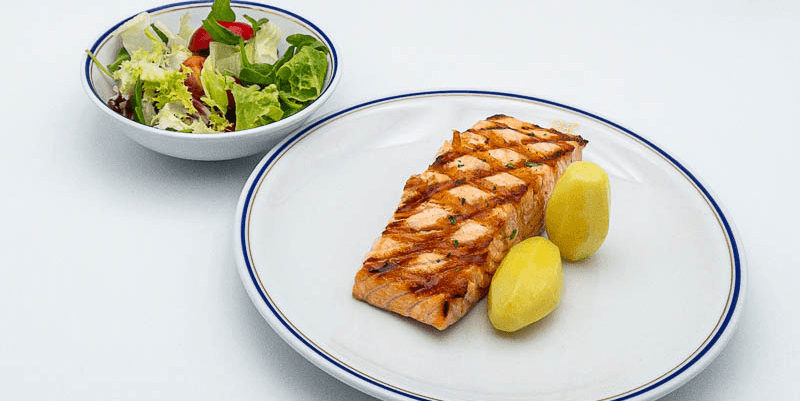 Saumon Grillé et Salade - Menu item