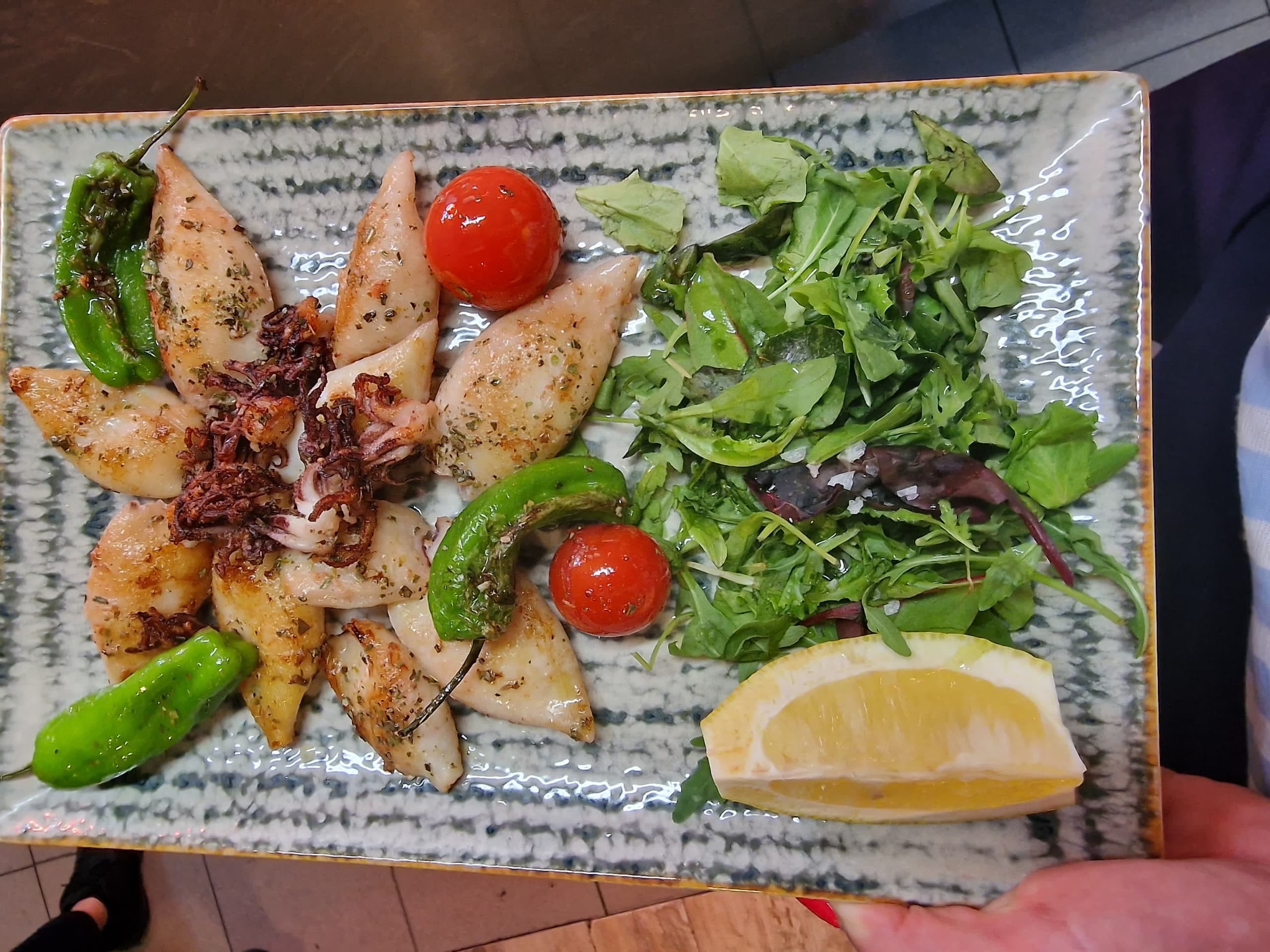 Calamars grillés et piments Padron - Menu item