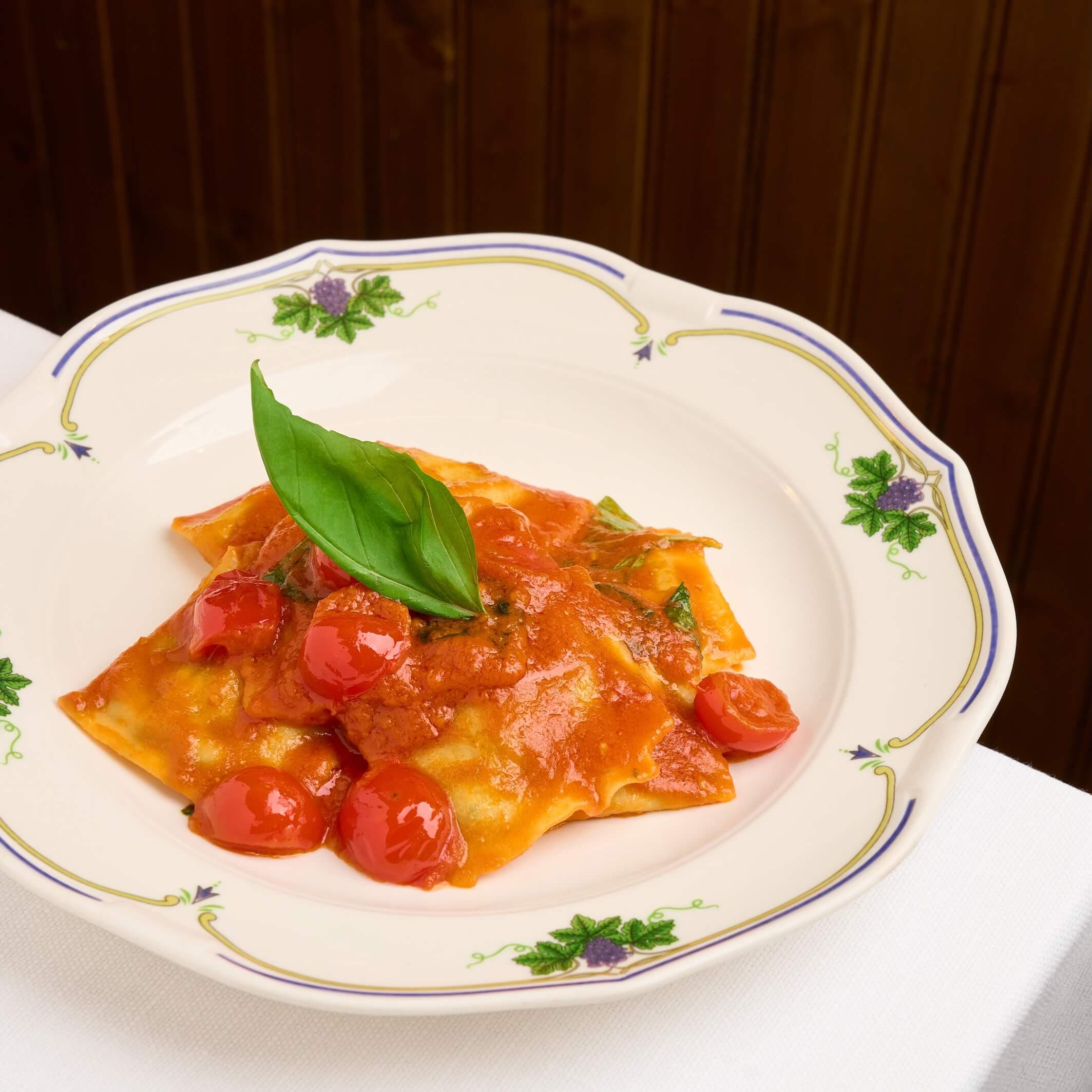 Ravioli ricotta e spinaci mantecati con pachino - Menu item