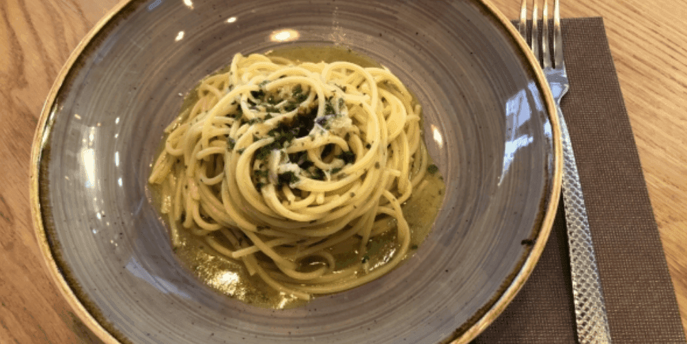 Spaghetti aglio e olio - Menu item