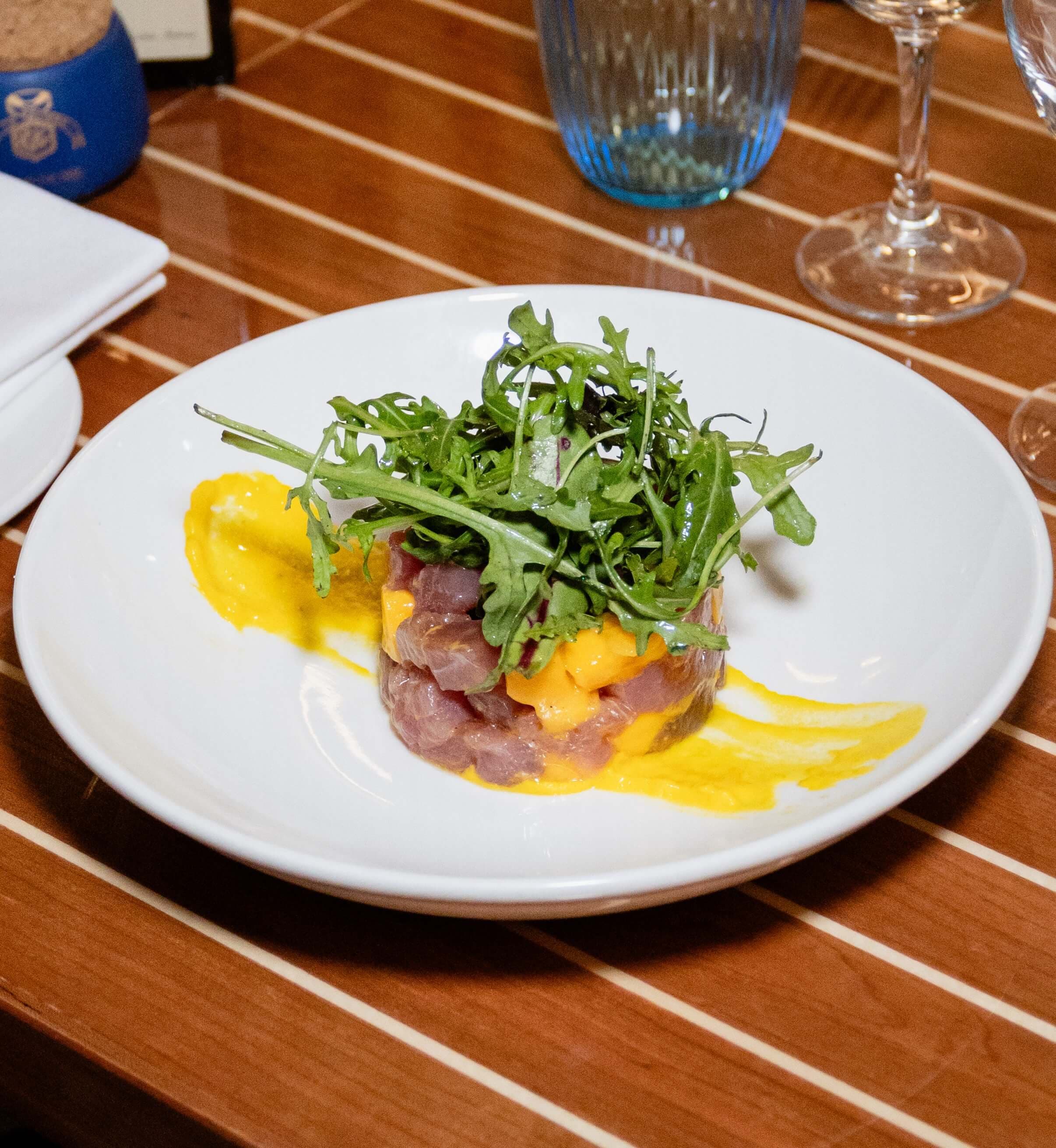 Tartare de thon et sauce à la mangue - Menu item