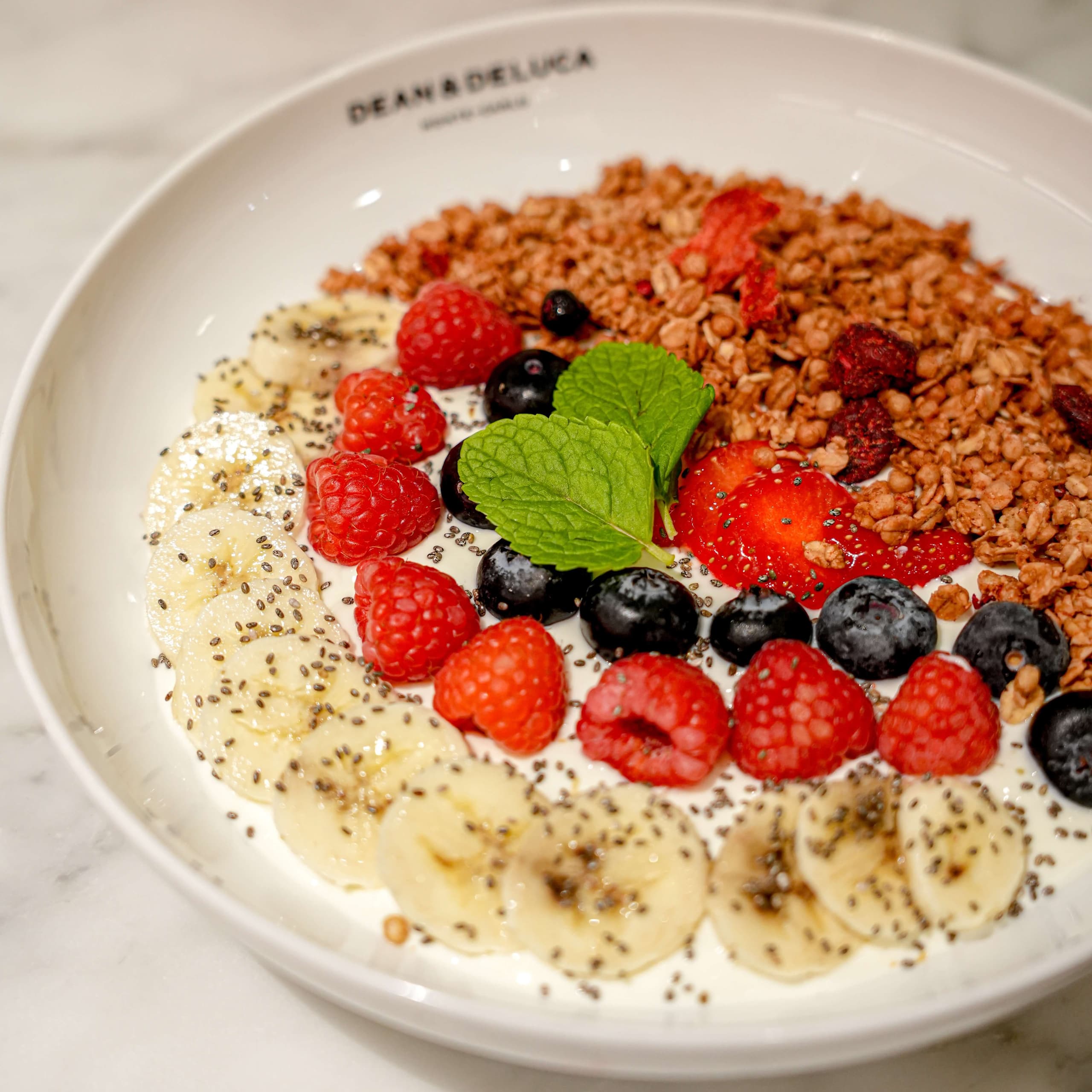 Yaourt aux Fruits frais et Granola  - Menu item