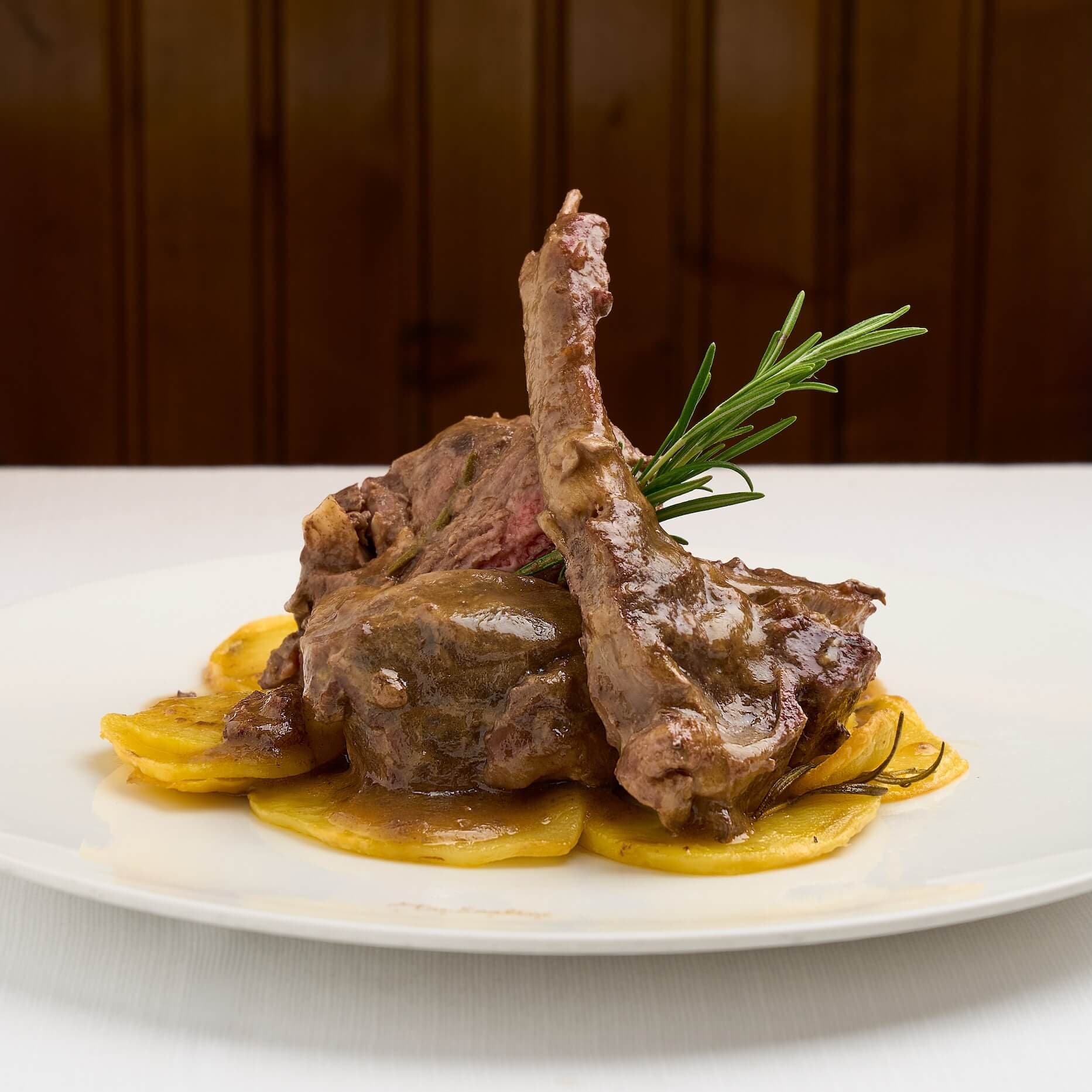 Abbacchio cotto a bassa temperatura servito con patate - Menu item