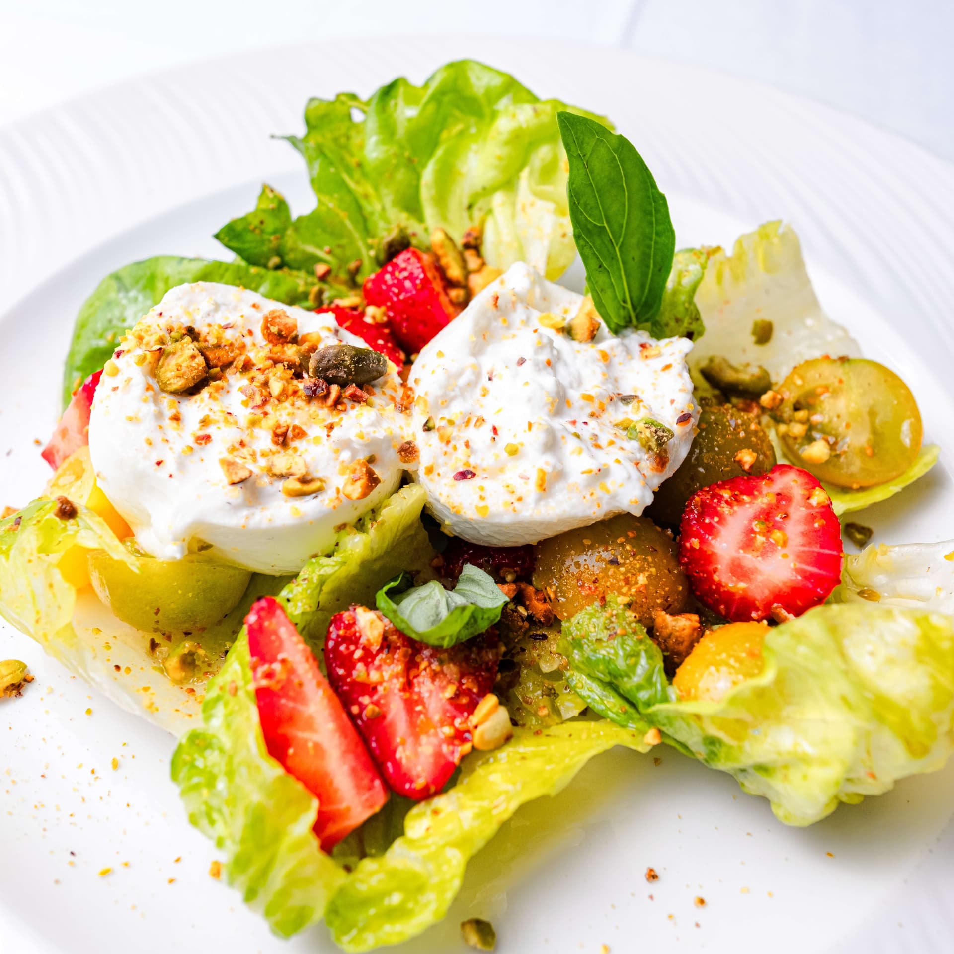 Burrata de Pouille Laitue, Fraise & Pistache - Menu item