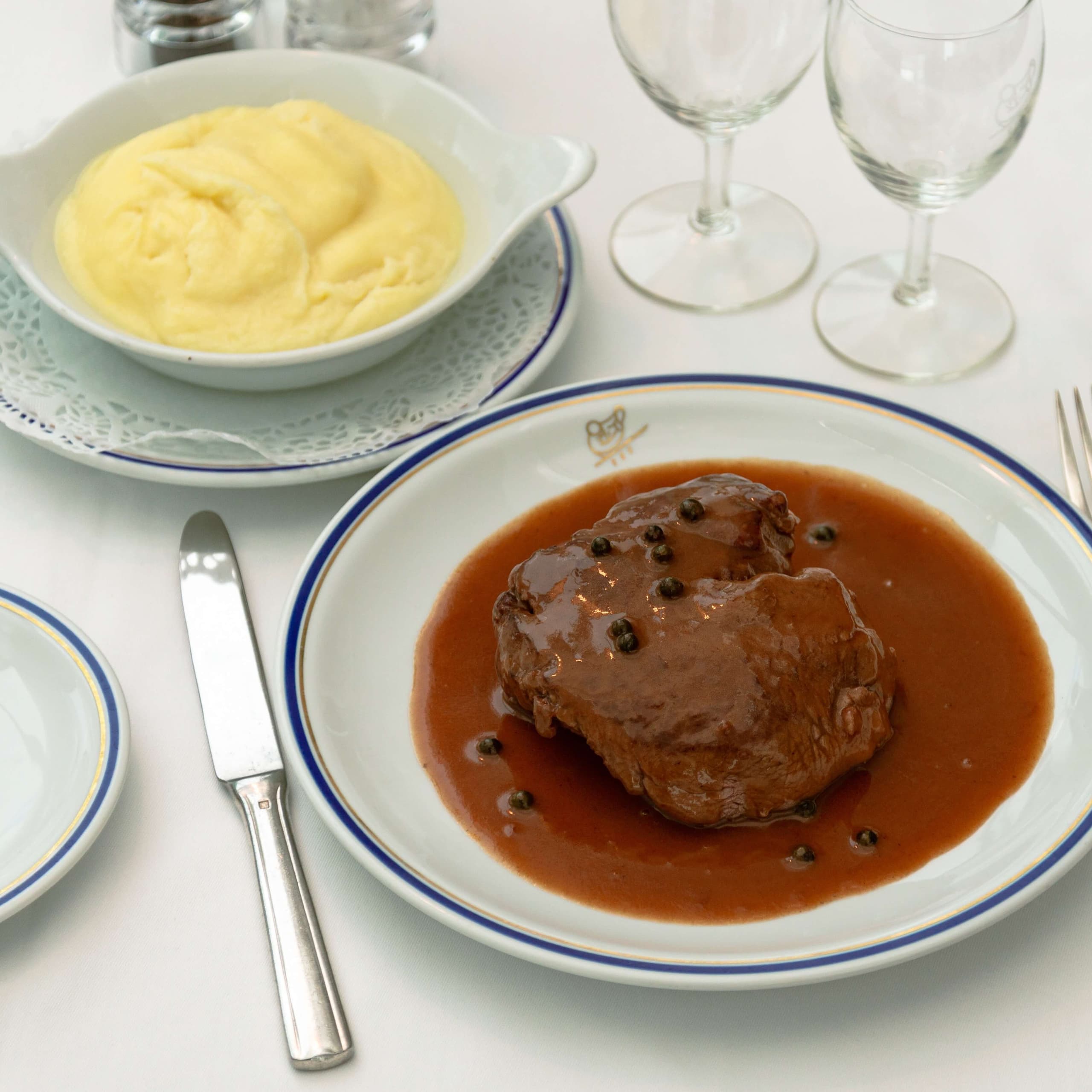 Filet de boeuf, sauce au poivre vert, legumes et purée - Menu item