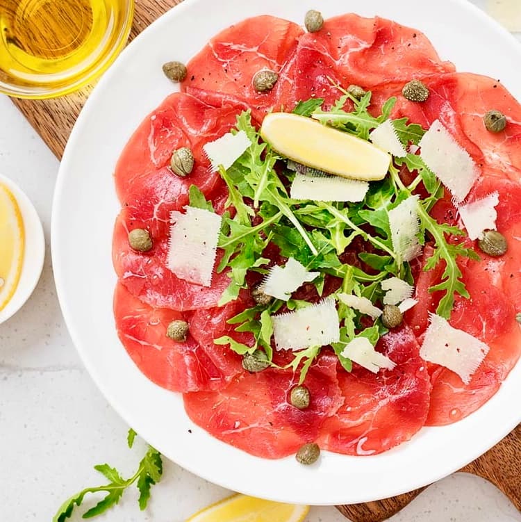 Carpaccio de boeuf, parmesan et roquette - Menu item