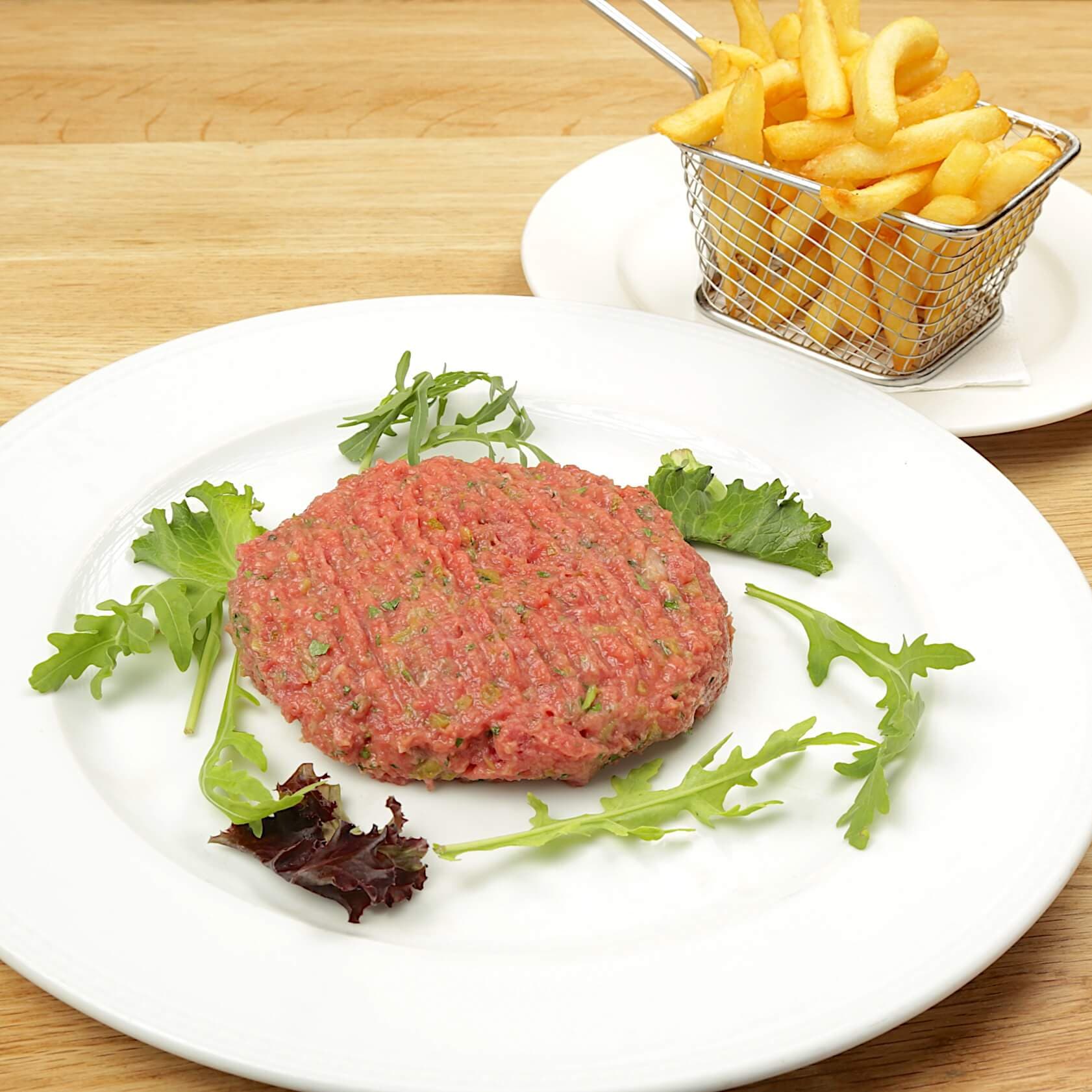Tartare de boeuf à la française et frites - Menu item