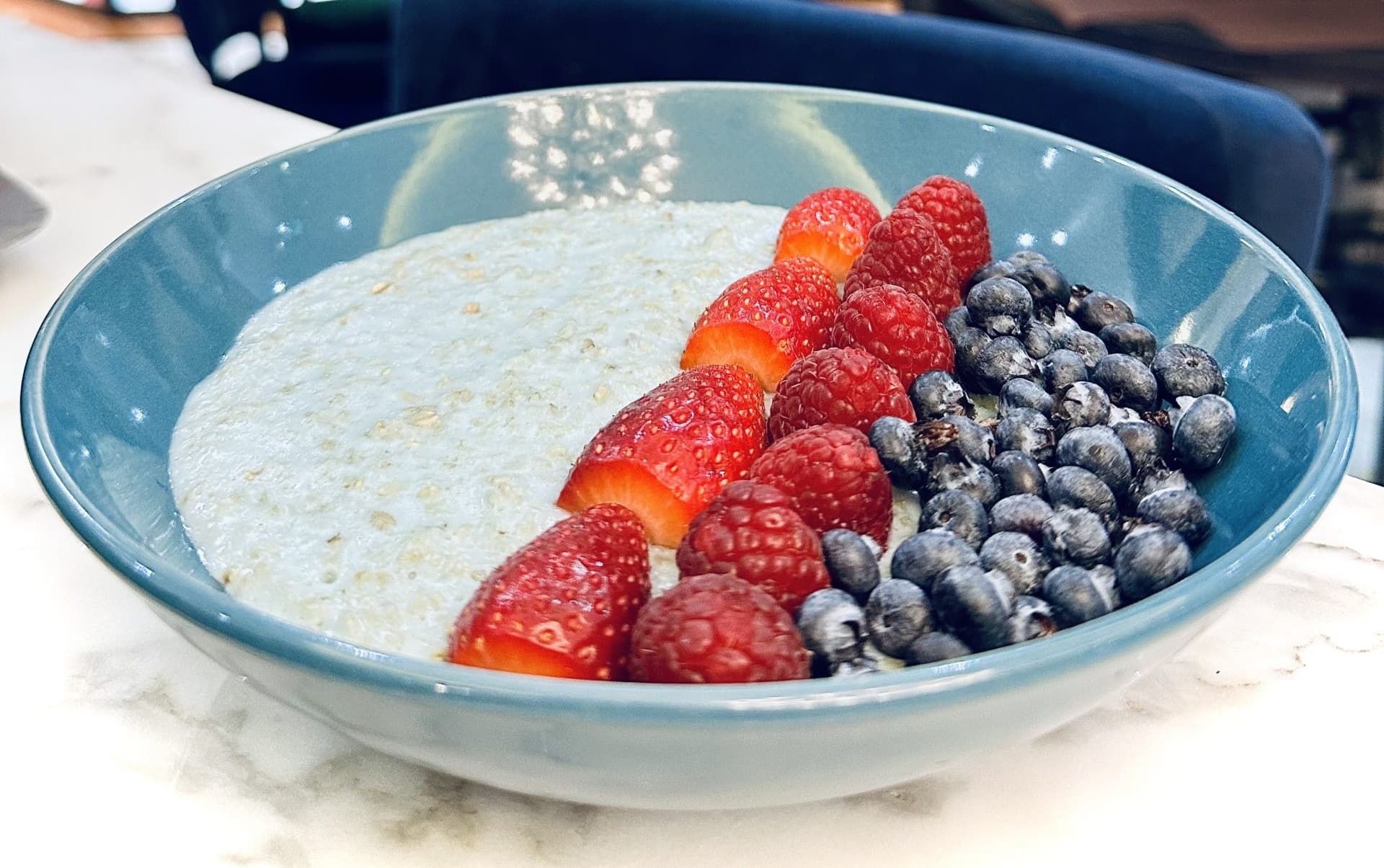 Blue matcha porridge fruits rouges - Menu item