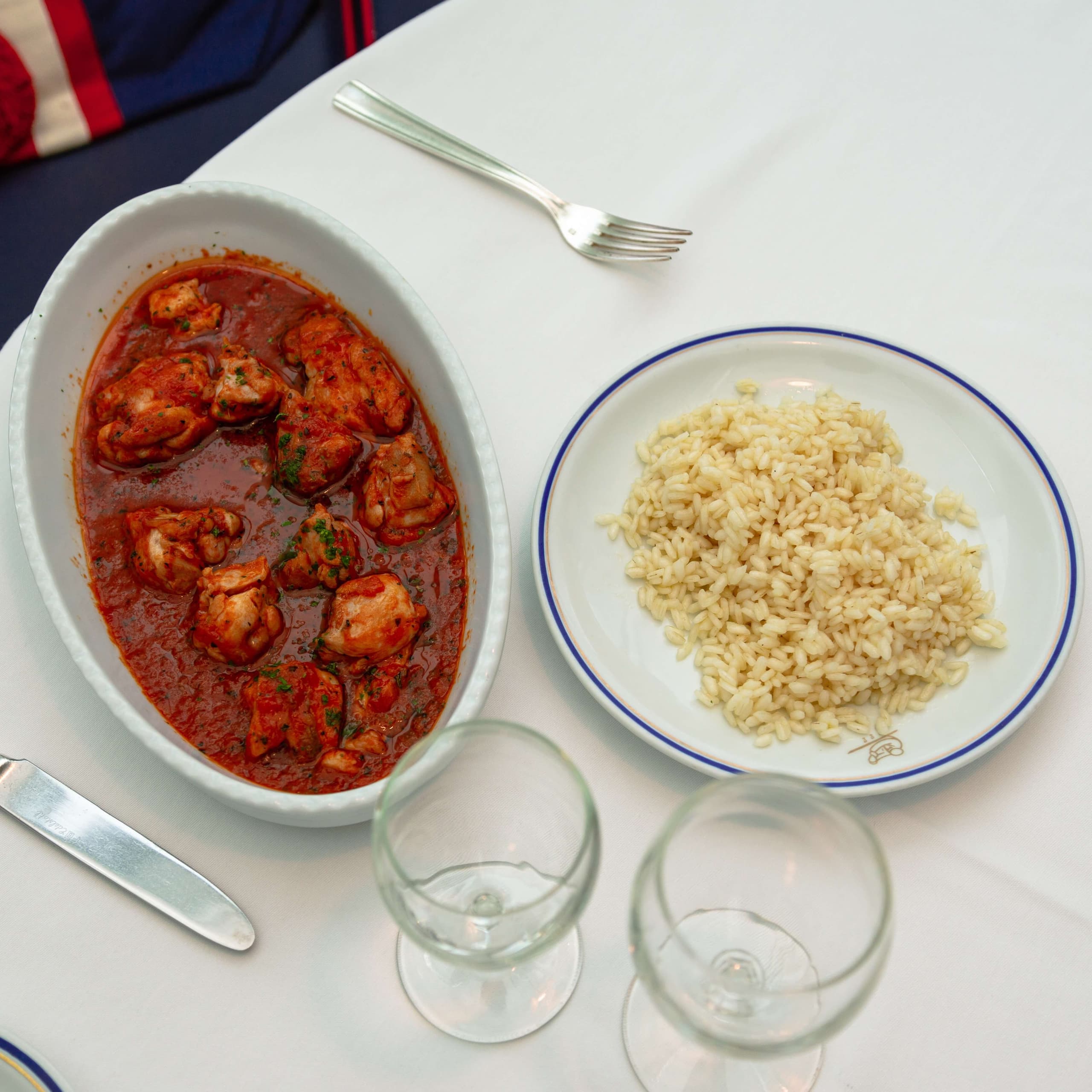 Ragoût de poulet alla pizzaïola, riz pilaf - Menu item