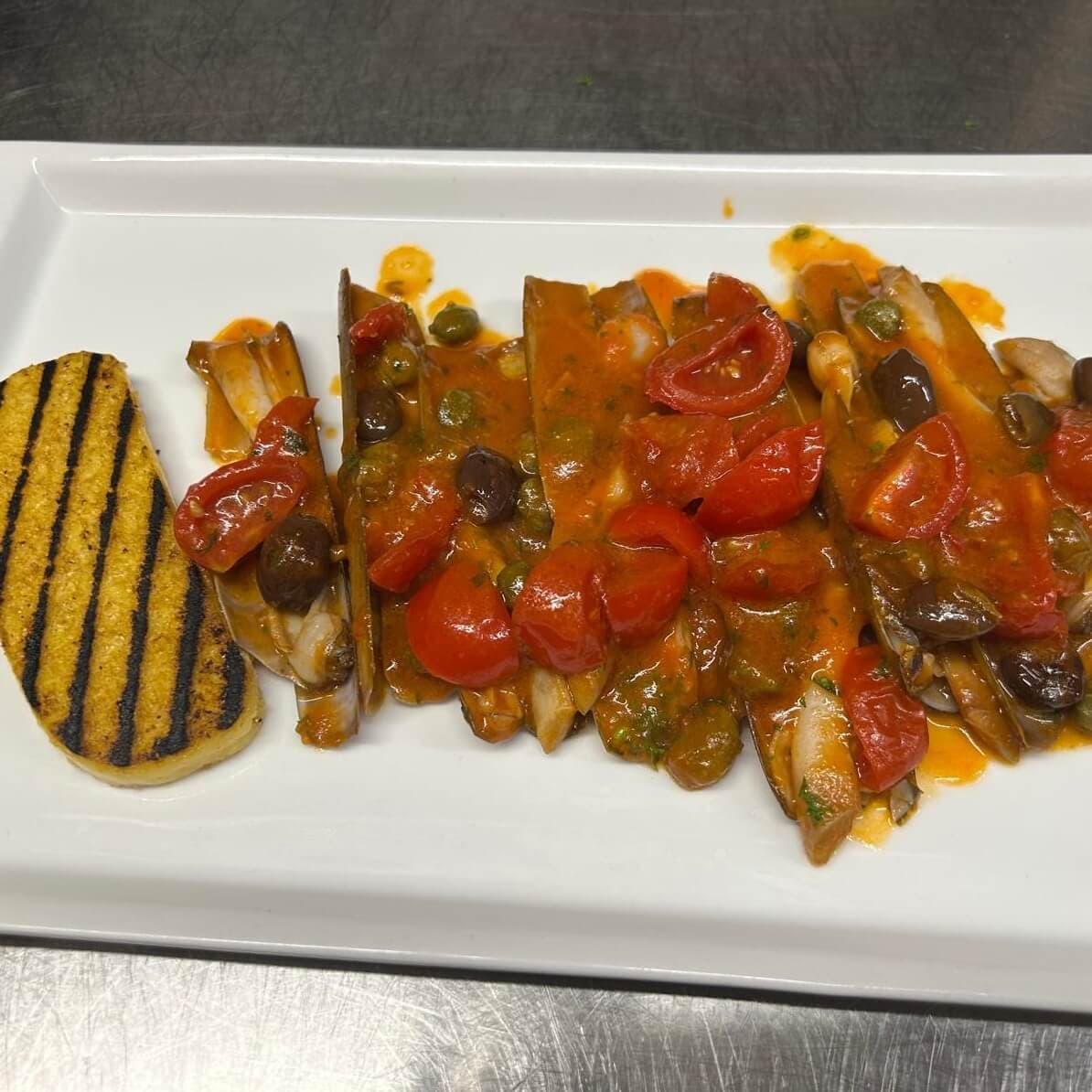 Couteaux de mer à la busara avec polenta - Menu item