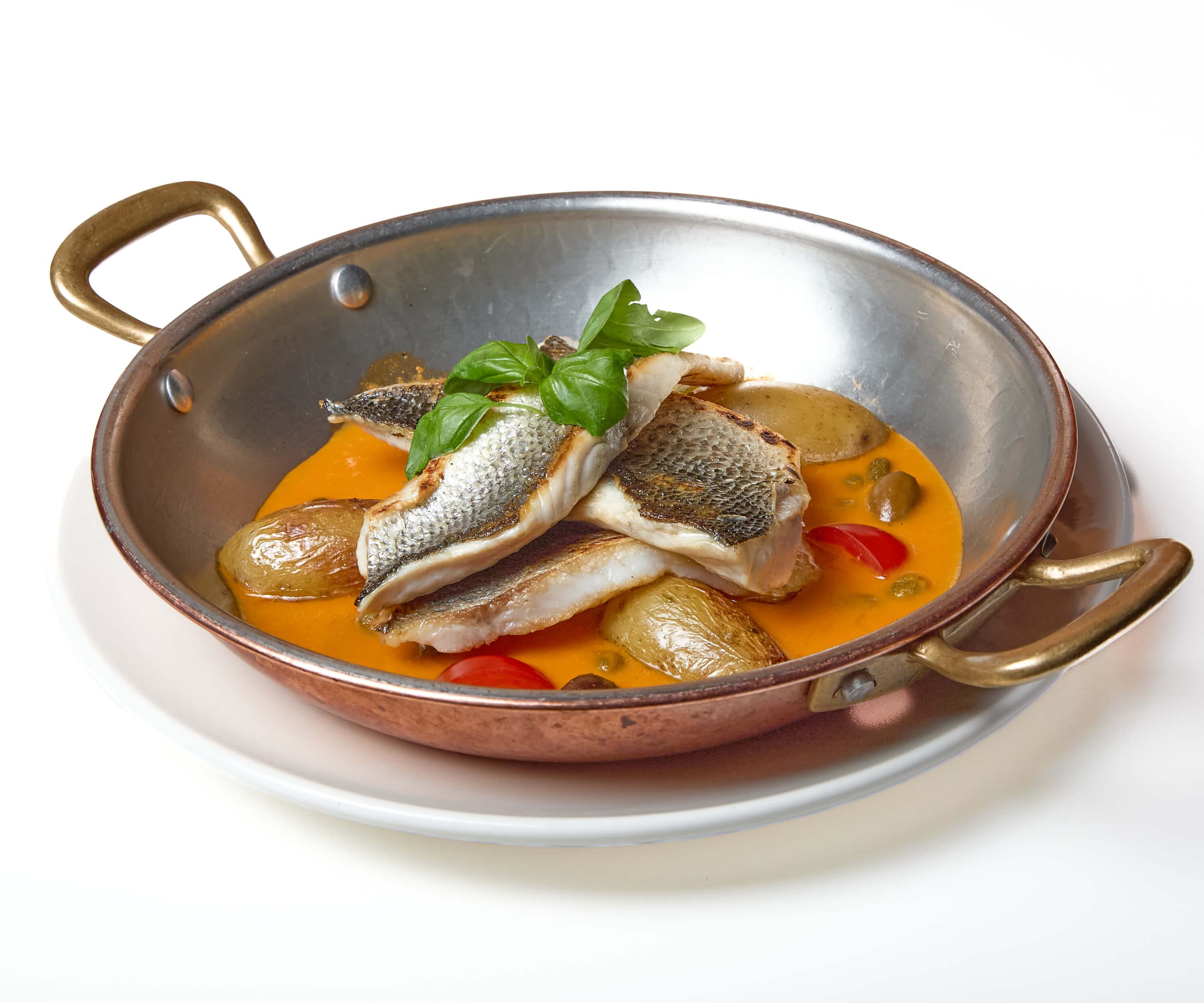 Filet de loup de mer avec tomates cerises, câpres, olives - Menu item