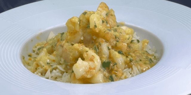 Fricassée de gambas au lait de coco & curry vert avec riz basmati - Menu item