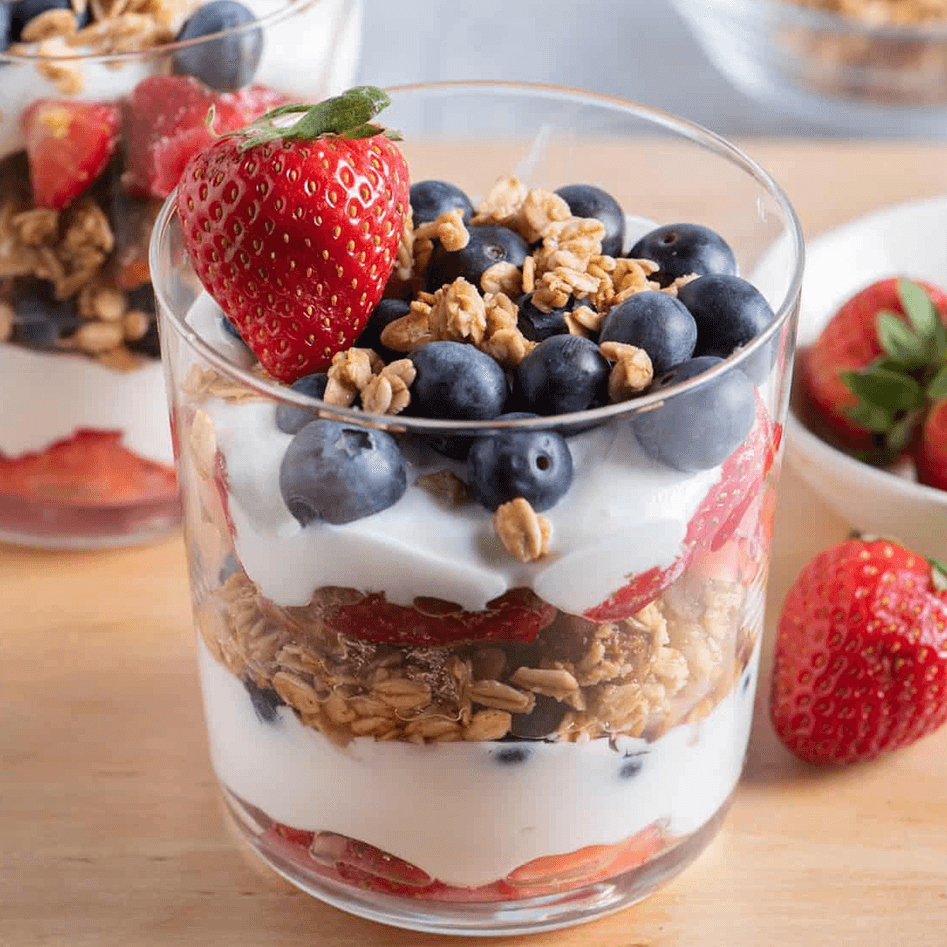 Granola au yaourt et fruits rouges - Menu item