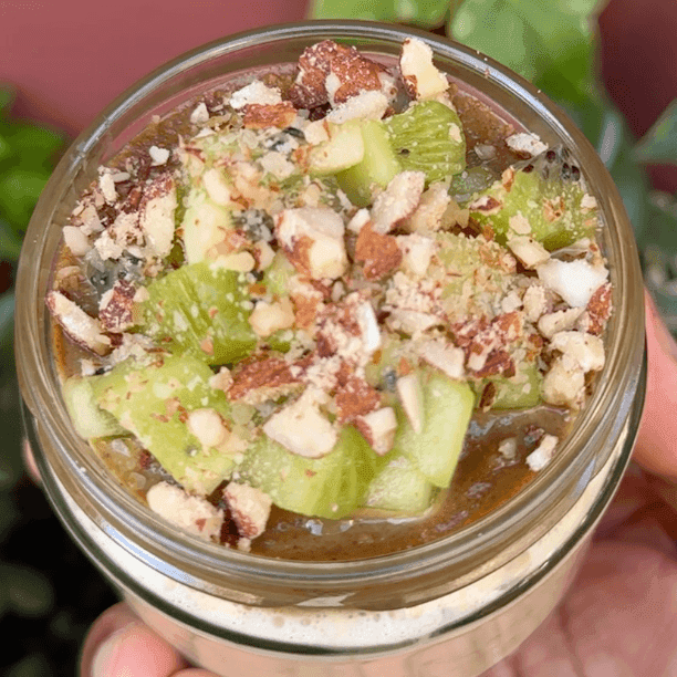 Overnight oats : Flocons d'avoine et chia, kiwi, coulis de raisins - Menu item