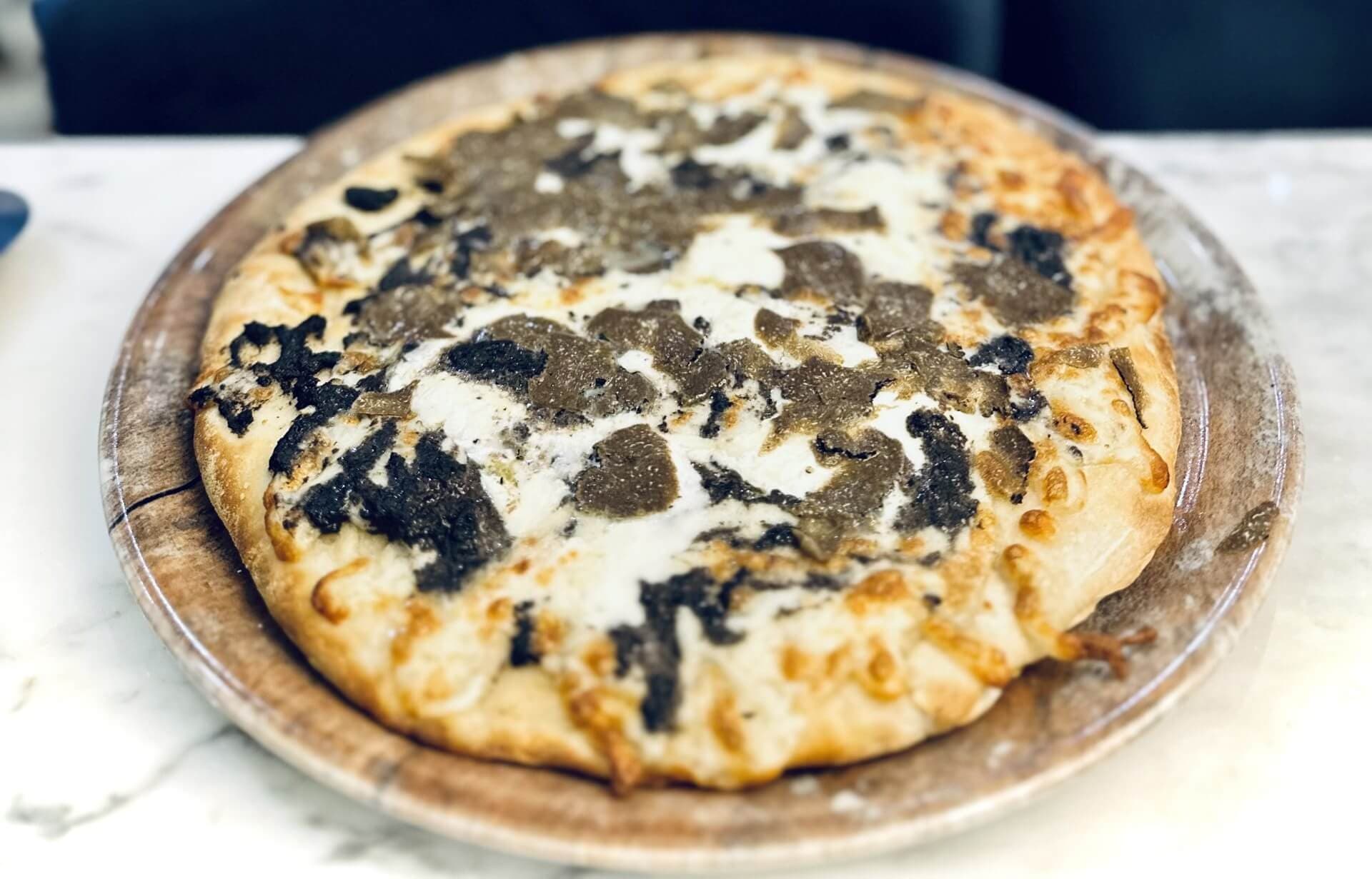 Pizza truffe et burrata - Menu item