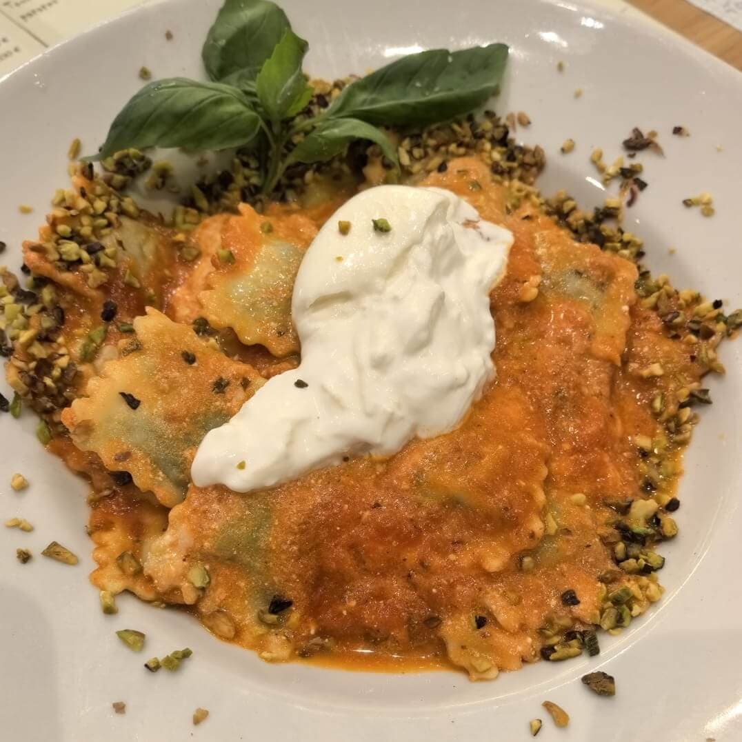 Raviolis sauce tomate, crème de burrata et pistache - Menu item