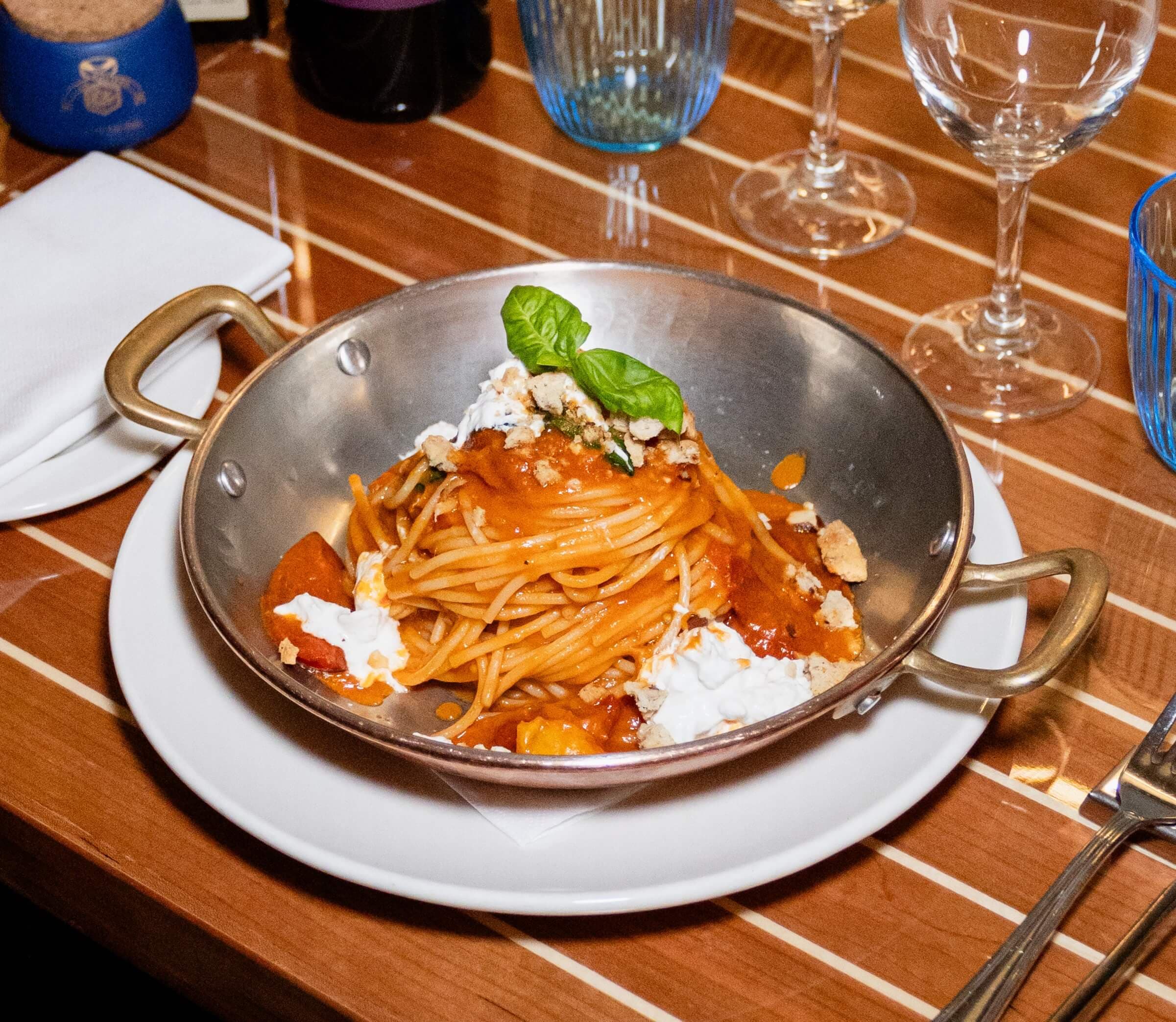 Spaghetti, tomates cerises du Piennolo, basilic, stracciatella et crumble de biscuits salés - Menu item