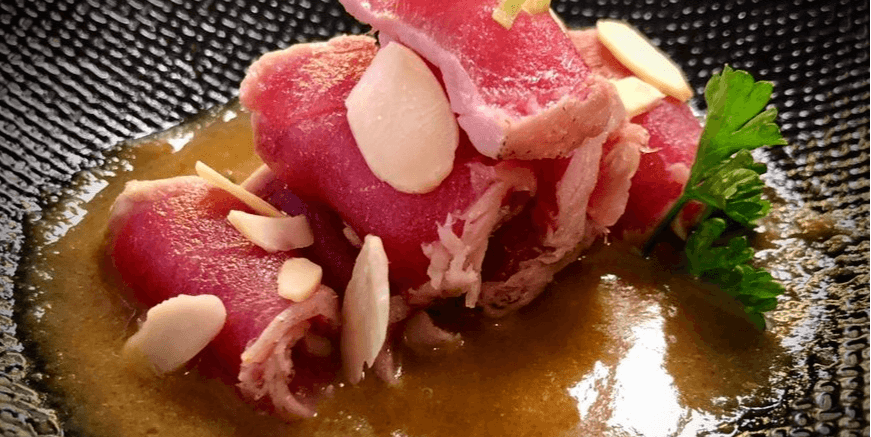 Tataki de thon, miso et cacahuètes - Menu item