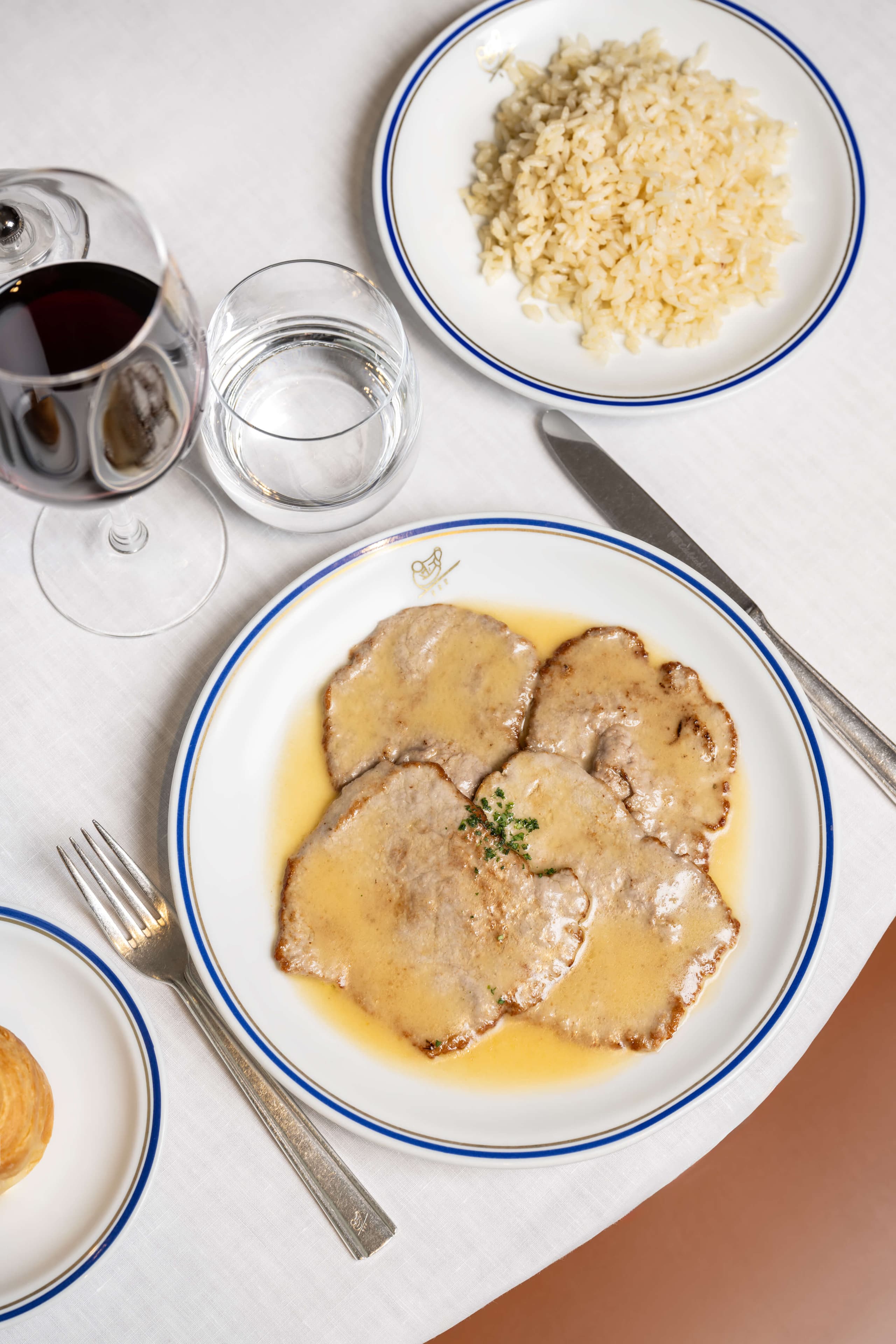 Piccata de veau, sauce citron et riz pilaf - Menu item